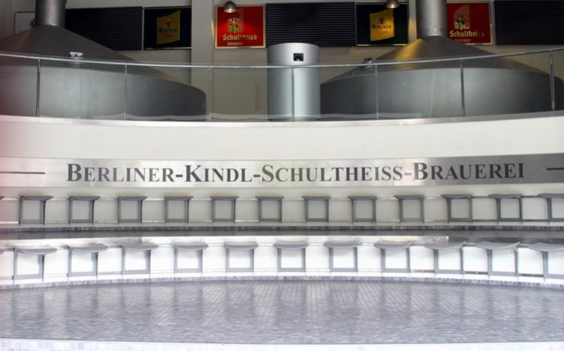 Runde Stahlstruktur mit zwei Ebenen im Inneren eines Gebäudes.