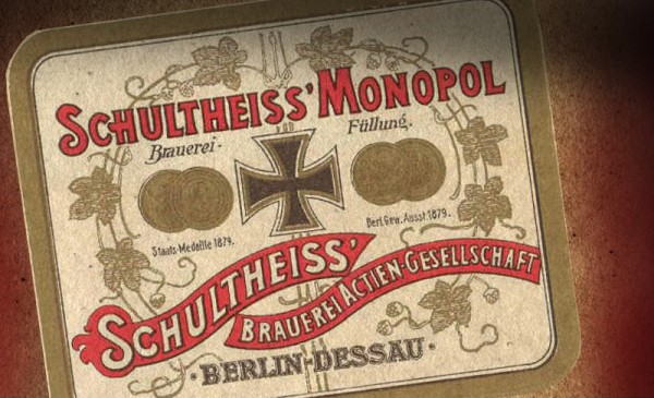 Eine alte Bieretikette mit Medaillen und filigranen Illustrationen zeigt Brauereiwerbung.