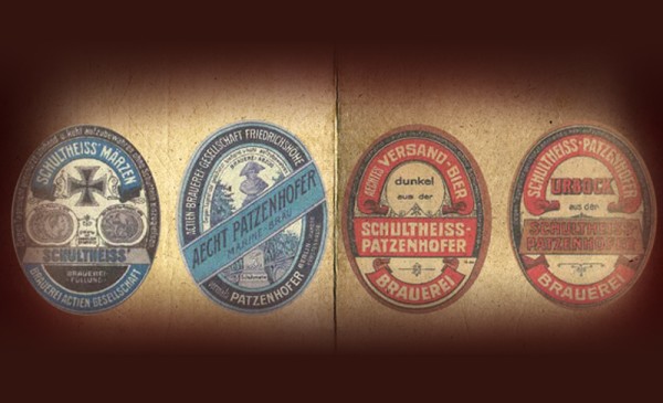 Vier alte Bieretiketten auf einem Buchrücken, zwei links und zwei rechts, farbenfroh gestaltet.