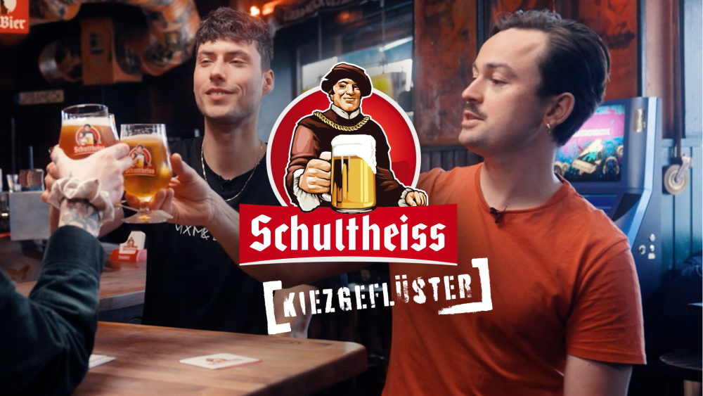 Interviewsituationen dreier Personen in einer Kneipe, im Vordergrund ein grafisches Logo mit dem Text Schultheiss Kiezgeflüster.